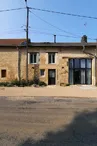 La façade de notre gîte Grain d'Orge et Cornouiller