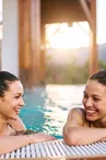 jeune femme dans l'eau