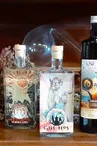 photo bouteilles sur étagère